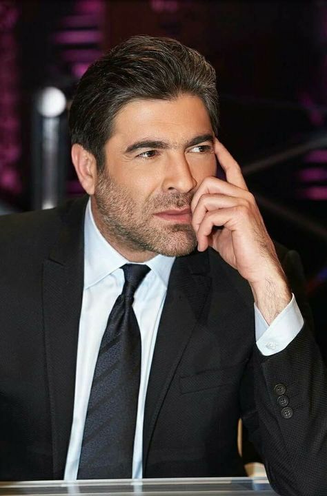 #judgewael #ArabIdol Judge Wael ❤ #live Wael Kfoury, Private Life, Mens Formal, Men’s Suits, Glee, Square Sunglasses Men, Square Sunglass, Mens Sunglasses, Suit Jacket