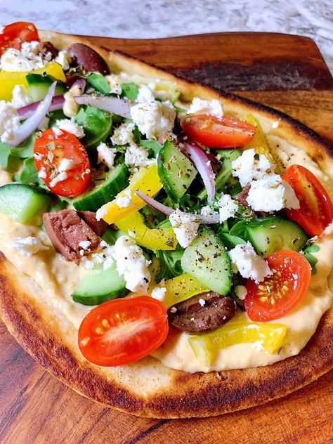 mediterranean pizza with naan hero image close up with all of the toppings on a wooden board Mediterranean Naan Pizza, Greek Hummus Recipe, Diet Pizza, Flatbread Toppings, Mediterranean Flatbread, Mediterranean Pizza, Greek Orzo Salad, Pita Sandwiches, Naan Pizza