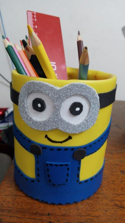 Portalapices Minion Minion Pencil Holder, Minion Diy, Minion Crafts, Pen Holder Diy, Diy Minions, Minion Art, Plastic Bottle Crafts Diy, Painting Glass Jars, Pinterest Crafts