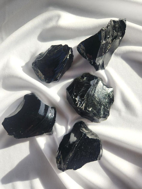 Obsidian Crystal Aesthetic, Black Crystals Aesthetic, Black Obsidian Aesthetic, Obsidian Aesthetic, Obsidian Rock, Protective Crystals, Raw Obsidian, Black Obsidian Jewelry, Crystal Obsidian