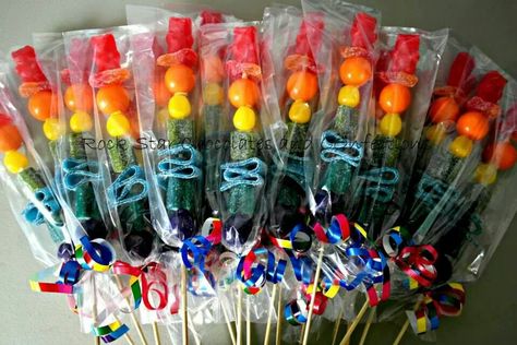 Rainbow candy kabobs for a movie party! Candy Kebobs, Candy Skewers, Candy Boquets, Purim Ideas, Gummy Candy Kabobs, Fundraising Crafts, Lego Candy, Hockey Tournament, Candy Kabobs