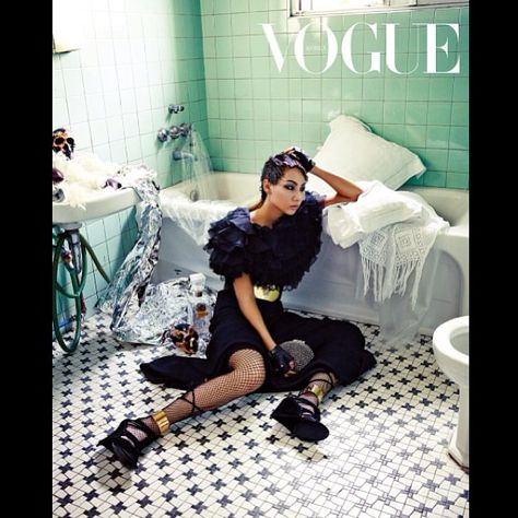 CL for Vogue Korea Zoom Wallpaper, Bathtub Photography, Cl Fashion, Bath Photography, Mode Editorials, Desperate Housewives, Foto Tips, Fashion Photography Poses, Water Photography