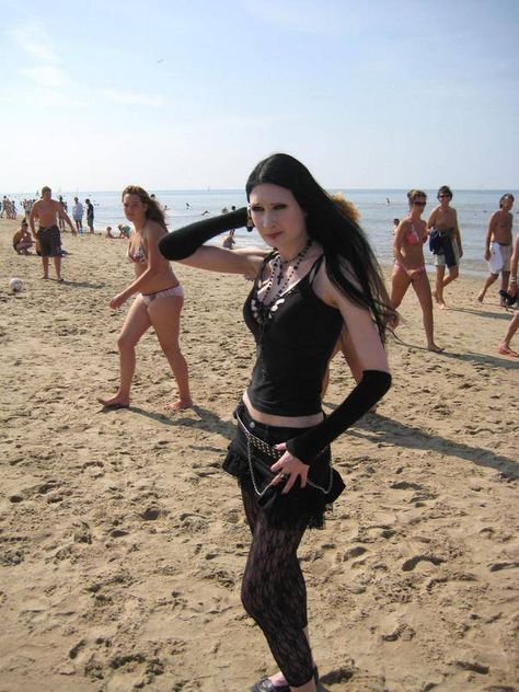 Beach #GOTH, they do exist! Goths At The Beach, Goth At Beach, Goth At The Beach, Beach Goth Aesthetic, Emo Beach Outfit, Goth Beach Outfit, Gothic Beach, Goth Beach, Gothic Subculture