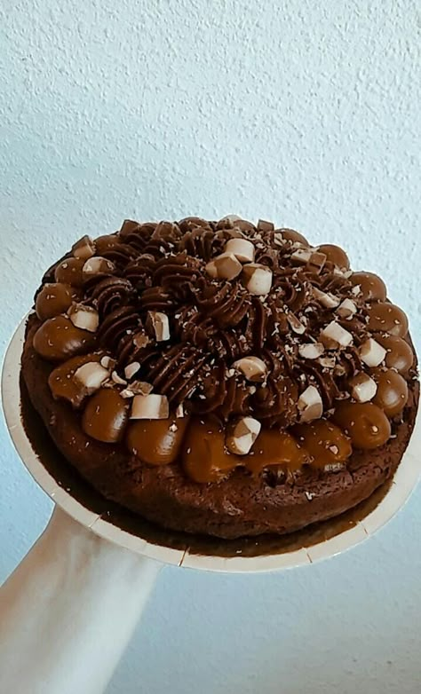 Brownie Decorado, Birthday Cake Alternatives, Dessert Smoothie, Brownie Cake, Brownie Bar, Sweet Recipes, Chocolate Cake, Cupcake Cakes, Brownies