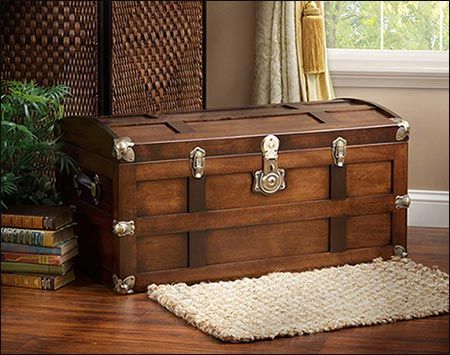 Steamer Trunk Ideas, Vintage Steamer Trunk, Amish Furniture Bedroom, Unique Living Room Furniture, Trunk Furniture, Antique Steamer Trunk, Antique Trunks, Amish House, Trunk Chest