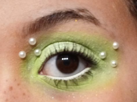 a green glitter and pearl eyeshadow recreation Pearl Eyeshadow, Prom Eye Makeup, Soft Makeup Looks, Prom Makeup Looks, Green Prom, White Makeup, Hair Inspiration Short, Green Makeup, Dope Makeup