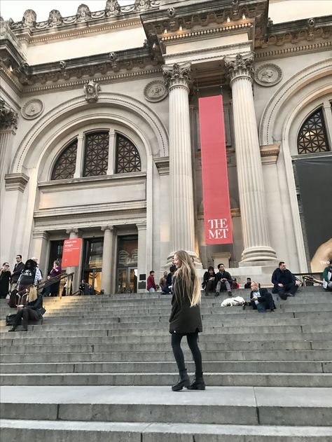 Steps Of The Met, The Met Aesthetic, Nyc Manifestation, The Met Steps, Art Steps, Nyc Fall Outfits, New York Vibes, Nyc Fall, Ny Trip