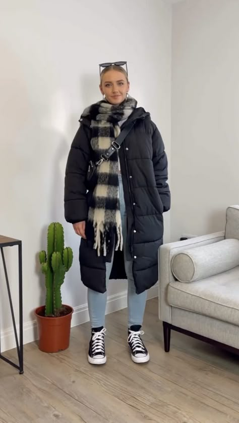 Winter Long Puffer Jacket Outfits, Black Long Puffer Jacket Outfit, Long Parka Outfit, Puffy Black Jacket, Black Puffer Coat Outfit, Black Puffer Outfit, Long Puffer Jacket Outfit, Black Puffer Jacket Outfit, Puffy Jacket Outfit