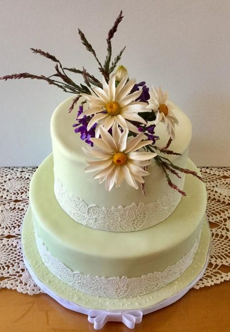 Happy 96th Birthday by Goreti Daisies Cake Birthday, Birthday Cake With Daisies, Cake With Camomile Flowers, Daisy Anniversary Cake, Sweet Daisy Cake, Happy 96th Birthday, Interesting Cakes, I Can Explain, White Daisies