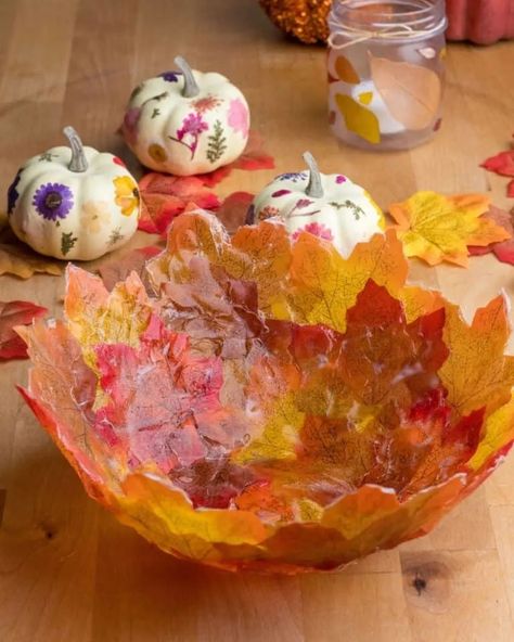 DIY This Fall Leaf Bowl For a Crafty Fall Decor Fall Leaf Bowl, Bowl Craft, Diy Thanksgiving Crafts, Fall Leaf Decor, Pinecone Crafts Christmas, Autumn Leaves Craft, Leaf Projects, Fairy House Crafts, Unique Bowl