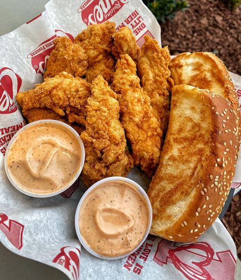 Hungry Empire | Food + Travel on Instagram: “In celebration of my 12 days of giveaways and @raisingcanes’ NEWEST location in Ontario, CA I’m giving away 2 BOX COMBOS gift cards, Cane’s…” Canes Food, Soul Food Dinner, Food Memes, Junk Food Snacks, Food Babe, Food Therapy, Yummy Comfort Food, Tasty Baking, Homemade Snacks