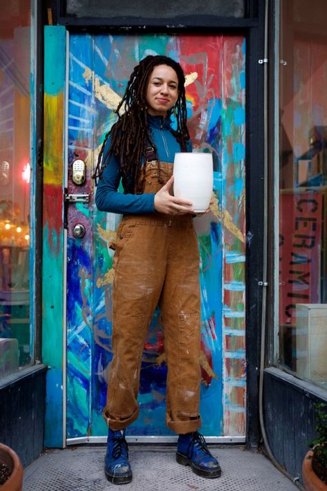 Ceramicist Outfit, Chores Outfit, Artist Outfit Style Painter, Women Construction Outfit, Women In Construction Outfits, Carhartt Overalls Outfit, Carhartt Women Outfits, Artist Outfit Style, Carhartt Women's Outfit