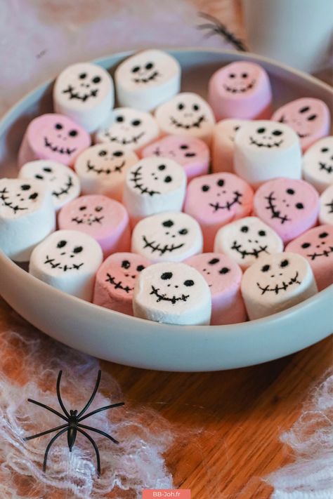 Marshmallow Halloween Ideas, Halloween Buffet Food For Kids, Birthday Ideas Halloween, Halloween Buffet Food, Halloween Sweet Table, Halloween Cooking Ideas, Biscuit Halloween, Comidas Halloween, Halloween Marshmallows