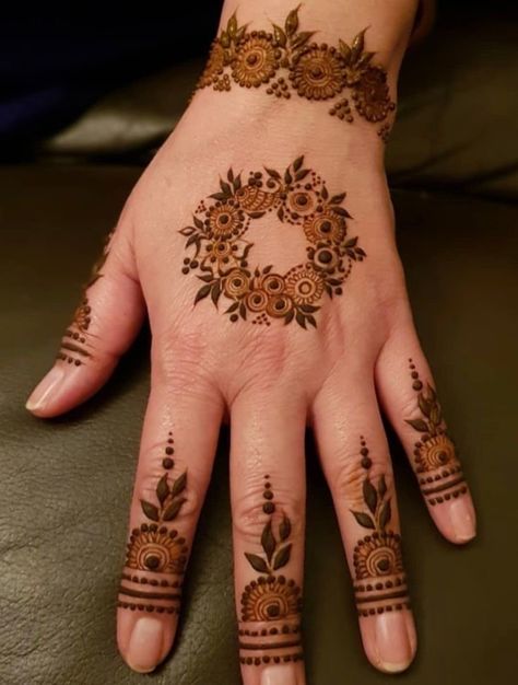 Brides Mehndi, Stylish Back Hand Mehndi, Finger Designs, Henna Flowers, Mehendi Bridal, Design Mehendi, Mehndi Bridal, Hand Mehendi, Henna Flower