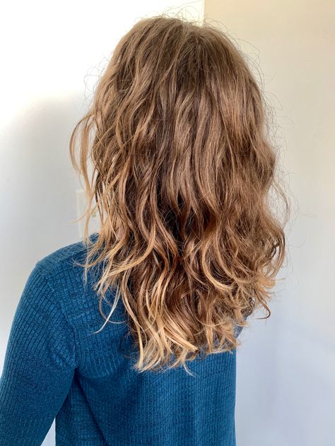 Natural wavy hair. Layered haircut on natural waves Thick Medium Wavy Hair, Natural Waves Medium Length Hair, Long Hair With Layers Wavy Curls, Layered Hair Frizzy, Layer Wavy Hair Medium, Haircut Layers Medium Wavy, Layers For Frizzy Wavy Hair, Big Wavy Hair Natural, Straight Wavy Hair Natural