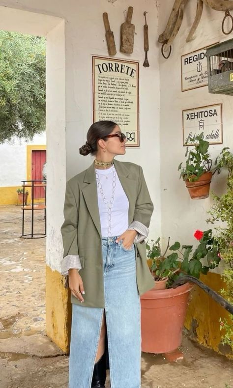 Spanish Spring Outfits, Spanish Fall Fashion, Spanish Fashion Women Street Style, Madrid Style Outfits, Barcelona Spring Outfits, Spanish Style Women, Madrid Spain Outfit Idea, Spanish Fashion Women, Spanish Outfits Street Style