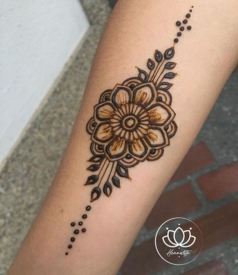 Thigh Henna Designs Simple, Henna Designs Forearm, Thigh Henna Simple, Henna Designs Arm, Thigh Henna, Small Henna Tattoos, Henna Tattoo Design, Small Henna Designs, Easy Mehndi Designs