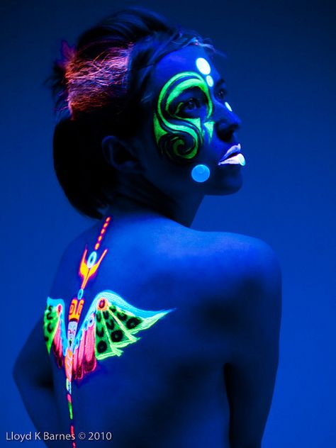 Incredible UV Fashion Photography - BuzzFeed Mobile. I wanna do something like this at Tracks!! Neon Face Paint, Uv Photography, Uv Makeup, Body Paintings, Glow Paint, Neon Makeup, Psy Art, Neon Painting, Neon Glow