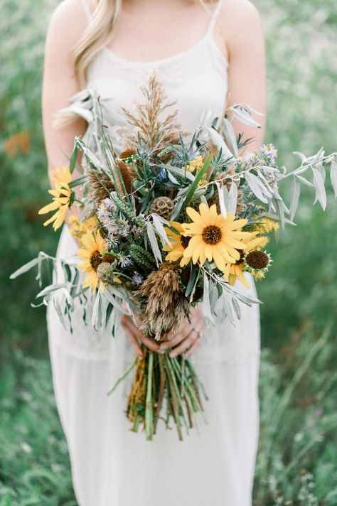 sunflower bouquet with dried elements Ferns Wedding, Bohemian Wedding Bouquet, Boho Wedding Theme, Bride Friend, Bouquet Photography, Sunflower Wedding Bouquet, Sunflower Themed Wedding, Bridal Sunflowers, Purple Wedding Bouquets