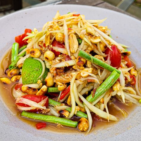 Papaya Salad Thai, Yummy Asian Food, Vietnamese Grilled Pork, Food Thai, Long Beans, Thai Salad, Green Papaya Salad, Tasty Thai, Khmer Food