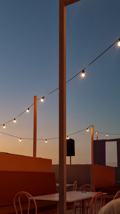 sunset, rooftops, chill, friends, pink vibes, calm, evenings, bar, drinks Dim Lights Aesthetic, Rooftop Bar Aesthetic, Summer Evening Aesthetic, Photoshoot Rooftop, London Rooftop Bar, Rooftop Photos, Chill Friends, Rooftop Drinks, Sunset Rooftop