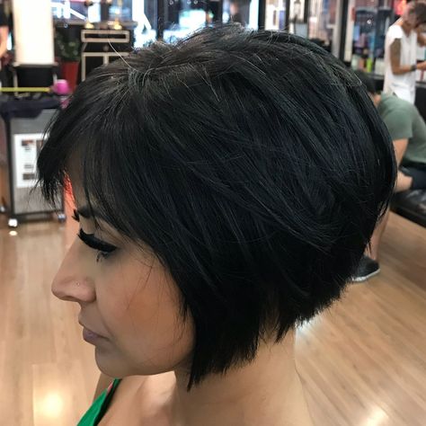 Short Inverted Black Bob With Layers Short Inverted Bob, Kręcony Bob, Inverted Bob Short, Inverted Long Bob, Trendy We Fryzurach, Inverted Bob Haircuts, Inverted Bob Hairstyles, Stacked Bob Hairstyles, Layered Bob Short