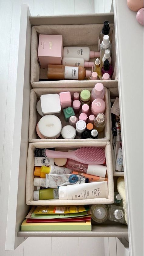 Rangement Makeup, Uni Room, Vanilla Girl, Bedroom Essentials, Skincare Organization, Pretty Skin Care, Favorite Skincare Products, Room Makeover Bedroom, Room Makeover Inspiration