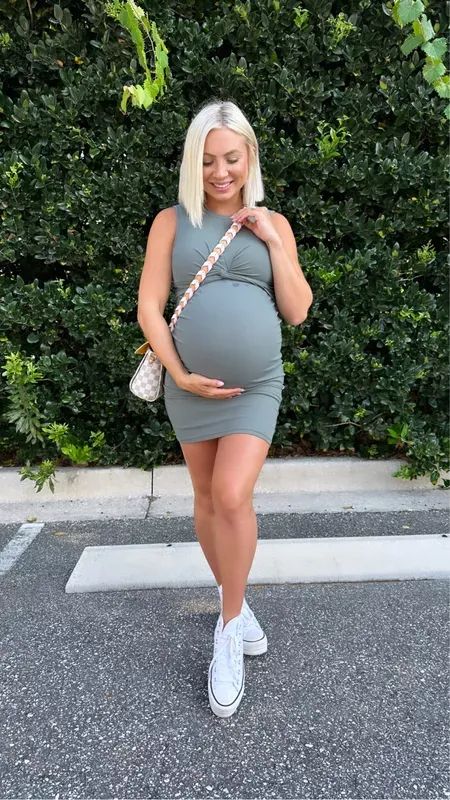 Short Pregnant Women, Pregnant Fashion Summer, Curvy Pregnancy Fashion, Bump Outfits, Pregnant Girlfriend, Dinner Outfit Summer, Wattpad Ideas, Pregnancy Belly Photos, Belly Photos