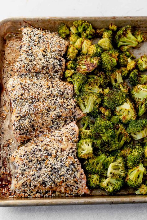 One Pan Everything Bagel Salmon and Roasted Broccoli Fish Broccoli Recipes, Everything Bagel Salmon, Low Inflammation Diet, Salmon And Veggies, 2023 Food, Salmon And Broccoli, Gluten Free Plant Based, Anti Inflammation Recipes, Oven Baked Salmon