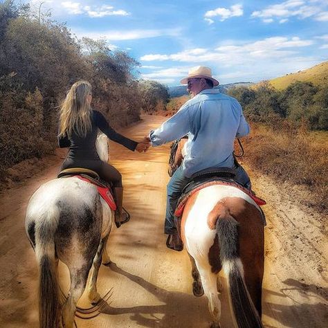 🧿 M A R I A D I A S 🇧🇷 (@mariadiasneiva) • Instagram photos and videos Casal Agro, Foto Cowgirl, Golden Hill, Dream Guy, Future Boyfriend, Rodeo, Good Vibes, Couple Goals, Riding Helmets