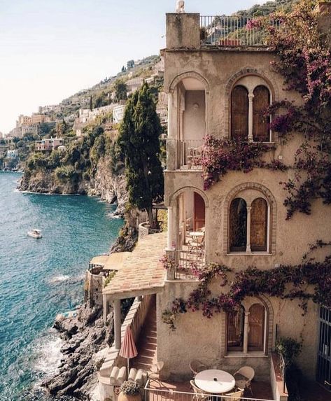 Old Italian House, Italy House, Seaside House, Italian Home, Breathtaking Places, Italian Villa, Architectural Details, Old Building, Gorgeous View