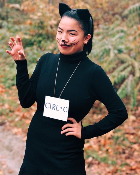 Halloween is the perfect time to show off your funny side. For a more creative costume that's sure to impress, try any one of these 20 easy-to-make punny Halloween costumes. Halloween Costumes Club, Pun Halloween Costumes, Pun Costumes, Punny Halloween Costumes, Cat Pun, First Halloween Costumes, Clever Halloween, Diy Costumes Women, Last Minute Halloween