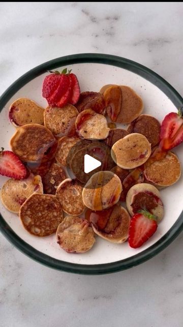 Clean Eat Feed on Instagram: "STRAWBERRY PANCAKE BITES🍌🥞  by @sunnysrecipes  Recipe: 1/2 cup pancake mix + 1 cup water  Strawberries (sliced into coins)   Method: 1. Prepare your pancake batter of choice  2. Slice strawberries into coins  3. Dip the strawberry into the pancake batter until it’s evenly coated  4. Cook both sides on medium heat  5. Enjoy!!" Banana Pancake Bites, Dollar Pancakes, Strawberry Pancake, Silver Dollar Pancakes, Strawberry Pancakes, Banana Pancake, Pancake Bites, Breakfast Lovers, Strawberry Slice