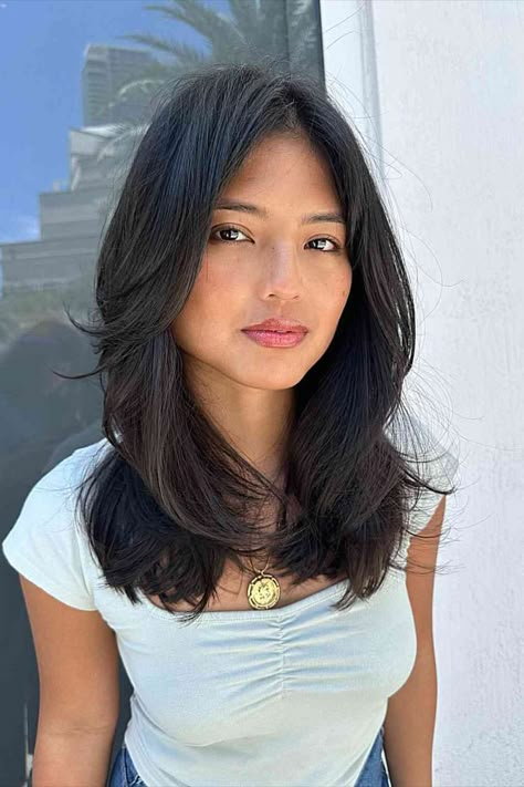 Mid-Length Effortless Layers with a Face Frame Armpit Length Hair, Hairstyles Cartoon, Layered Haircuts For Medium Hair, Mid Length Hair With Layers, Medium Layered Hair, Women's Hairstyles, Hair Women, Haircuts For Medium Hair, Haircuts Straight Hair