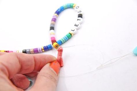 Flat Disc Bead Bracelet, Diy Heishi Bead Bracelet Ideas, How To Tie Heishi Bracelets, Heishi Beads Diy, Heishi Bracelet Diy How To, Heishi Bracelets Diy, Diy Heishi Bracelets, Heishi Bead Keychain Diy, Diy Clay Bead Bracelets Tutorials