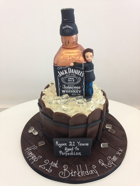 Whisky Bottle Cake, Cake With Bottles Of Alcohol, Beer Cake Design For Men, Whisky Cake Design, Jack Daniels Cake For Men, Birthday Cake For Father Ideas, Beer Cake Design, Whiskey Cake Design, Whiskey Birthday Cake