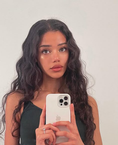 Dina Denoire, Latina Hair, Beautiful Curly Hair, Brown Girl, Girls Makeup, Pretty Face, Wavy Hair, Hair Goals, Ideas Style