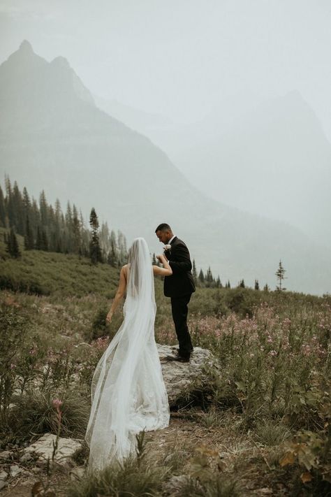 Elopement Pictures Mountains, Boho Mountain Elopement, Smokey Mountain Wedding Elopement, Montana Elopement Ideas, Elopement Captions Instagram, Hiking Wedding Photos, Elopement Photography Mountains, Mountain Elopement Ideas, Mountain Elopement Photos