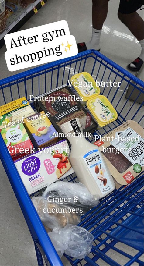 Clean, healthy grocery shopping How To Grocery Shop, Healthy Grocery List On A Budget, Casual Grocery Shopping Outfit, Grocery Shopping Healthy, Healthy Food Shop, Groceries List, Healthy Grocery Shopping, Healthy Breakfast Snacks, Trader Joes Food