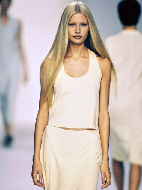 Calvin Klein’s Best Minimalist Hair and Makeup Moments From the Fashion Week Runways 1990 Style, Kirsty Hume, 90s Runway Fashion, Minimalist Beauty, 90s Models, 1990s Fashion, 90s Fashion Outfits, Calvin Klein Collection, Outfit Trends