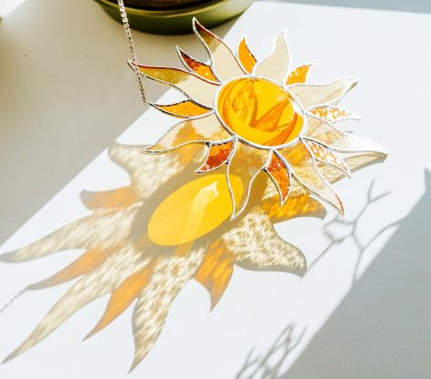 Sun Stained Glass Art, L'art Du Vitrail, Stained Glass Sun, Stained Glass Suncatcher, Dream Cottage, Xmas Ideas, Glass Ideas, Phone Skins, Stained Glass Patterns