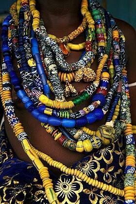 I love Ghanaian beads. Have a huge box full of them. Here: Krobo beads from Ghana....beautiful Collar Hippie, African Accessories, Afrikaanse Mode, Estilo Hippie, African Trade Beads, African Beads, African Jewelry, Trade Beads, African Culture