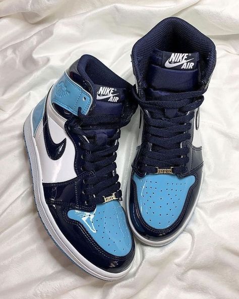 SNEAKER STORE (@universesneakstore) • Instagram-Fotos und -Videos Jordan 1 Unc Patent, Jordan 1 Retro High Unc Patent, Nike Trendy, Air Jordan Basketball Shoes, Jordan 1 Unc, Jordan 1 Blue, Nike Fashion Sneakers, Af1 Shoes, Nike Shoes (men)