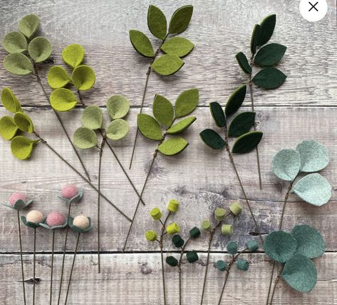 Gumdrop Eucalyptus, Felt Ball Crafts, Diy Felt Flowers, Felt Flowers Patterns, Diy Paper Butterfly, Eucalyptus Stems, Felt Flowers Diy, Foliage Wreath, Felt Wreath