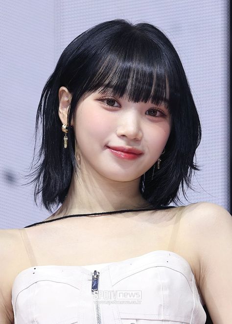 Chaewon Lesserafim Haircut, Chaewon Lesserafim Hairstyle, Chaewon Lesserafim Short Hair, Kim Chaewon Hair, Kpop Short Hair With Bangs, K Pop Short Hair, Chaewon Bangs, Chaewon Hairstyle, Chaewon Haircut