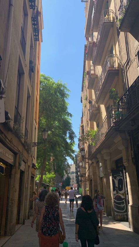 barcelona aesthetic European Streets Aesthetic, Las Ramblas Barcelona Aesthetic, Barcelona Shopping Street, Barcelona Streets Aesthetic, Las Ramblas Barcelona, Barcelona Las Ramblas, Barcelona Street, European Architecture, Gap Year