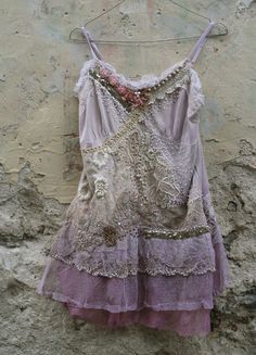 shabby chic embroidered top with antique lace Handmade Tops, Chique Outfit, Shabby Chic Clothes, Altered Couture, Mode Boho, Chic Dresses, Easy Ideas, Moda Vintage, Chic Fashion