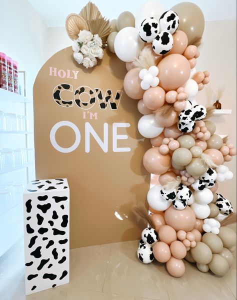 Cow girl theme party! Follow us on our Instagram for more party inspo! #1stbirthday #balloons #backdrop #cowgirl Cute Cow Birthday Party, Cow Theme Party Ideas, Cow Print Theme Party, Highland Cow Balloon Arch, Girl 1st Birthday Party Themes, Neutral Cow Theme Party, Neutral Cowgirl Party, Cow Party Backdrop, Boho Cow Party