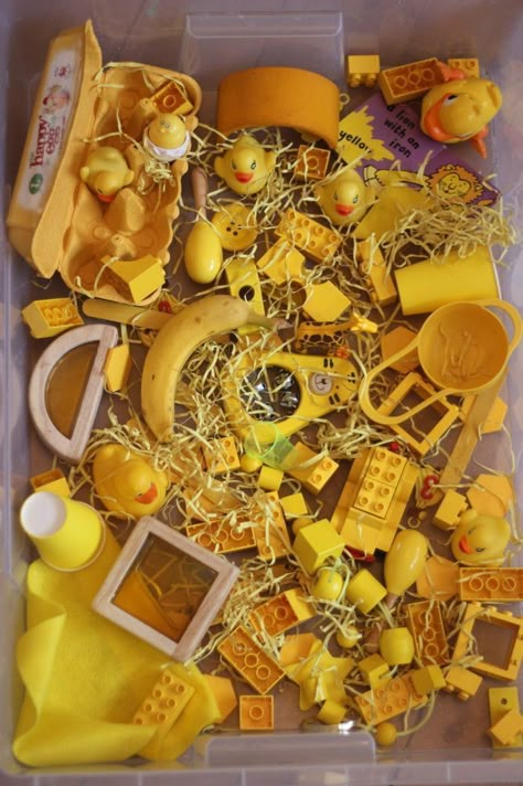 Shades of yellow sensory bin. I love this idea of exploring color with different objects Gifts To Make For Kids, Sensory Tubs, Sensory Tub, Imagination Tree, Diy Gifts To Make, Preschool Colors, Gifts To Make, Sensory Boxes, Messy Play