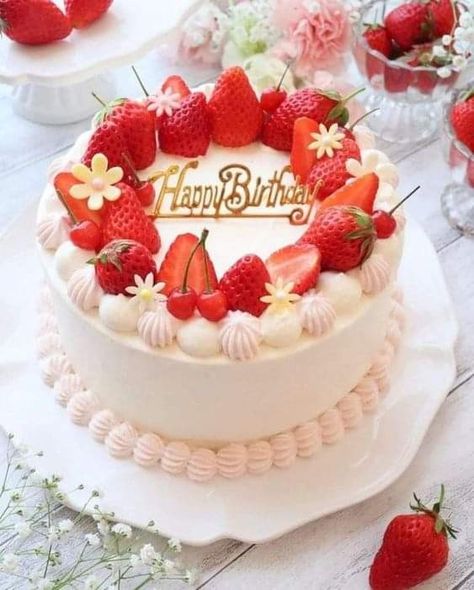 Birthday Cake Strawberry Decoration, Cakes With Fruit Decoration, Strawberry Cakes Design, Fruit Cake Designs Birthday, Strawberry Cake Designs, Strawberry Cake Design Ideas, Fruit Decorated Cake, Strawberry Cake Design, Cake Decorated With Fruit